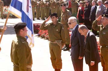 Συνομιλίες Στεφανόπουλου-Αραφάτ την Τετάρτη υπό τη σκιά του παλαιστινιακού διαβήματος