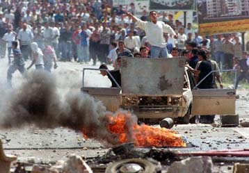 Ο Μπαράκ παγώνει την παραχώρηση εδαφών στους Παλαιστινίους μετά τις αιματηρές συμπλοκές