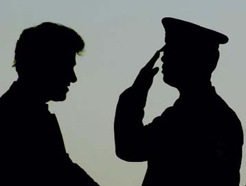 Θρίλερ με αποκαλύψεις εναντίον στρατιωτικού, στενού συνεργάτη του Κλίντον