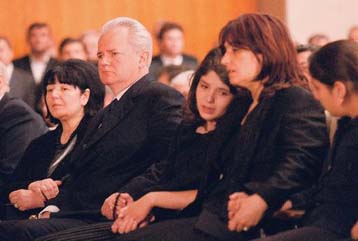 Μιλόσεβιτς και αντιπολίτευση ερίζουν για τη δολοφονία του Περόσεβιτς