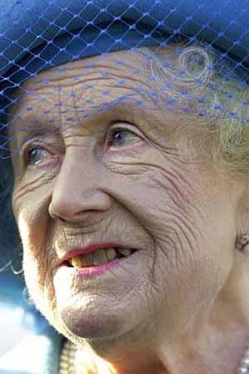 Περίπου 300.000 δρχ. θα στοιχίσουν στον κάθε καλεσμένο τα γενέθλια της βασιλομήτορος