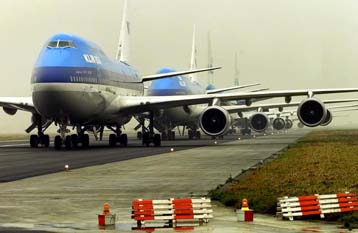 Μερίδιο μετοχών της KLM φέρεται να αναζητεί η British Airways