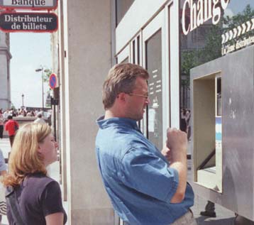 Προβλήματα ρευστότητας αντιμετωπίζει η γαλλική αγορά από την απεργία των ιδιωτικών αστυνομικών