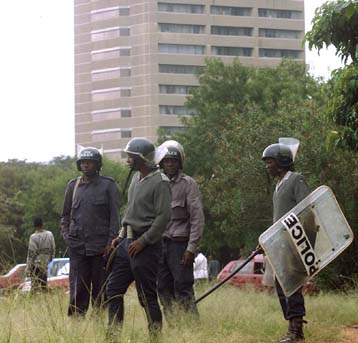 Να επιστρέψουν τα διαβατήριά τους ζητεί από τους λευκούς ο Μουγκάμπε