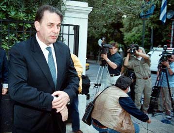 Προθεσμία 100 ημερών στην Ελλάδα για το 2004