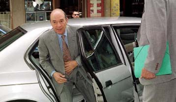 Διάλογο για την ανανέωση στο ΠΑΣΟΚ εξαγγέλλει ο πρωθυπουργός στην ΚΕ του κόμματος