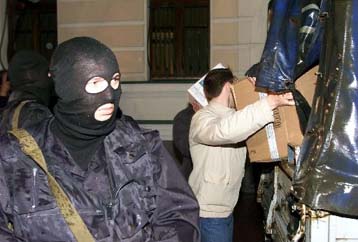 Εφοδος κομάντος του ρωσικού υπουργείου Οικονομικών σε δημοσιογραφικό συγκρότημα