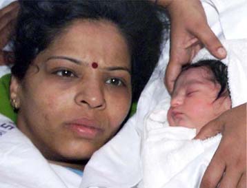 Γεννήθηκε ο δισεκατομμυριοστός Ινδός