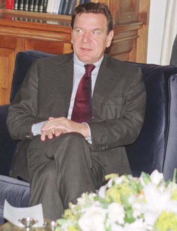 Δεν ανησυχεί για το μέλλον του ευρώ ο Σρέντερ