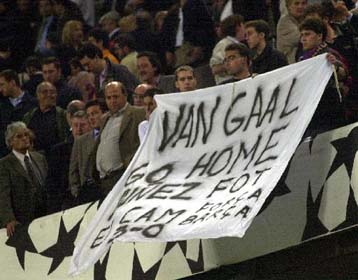 Πυρά κατά Φαν Γκαλ που προτάσσει όμως τους τίτλους της Μπαρτσελόνα