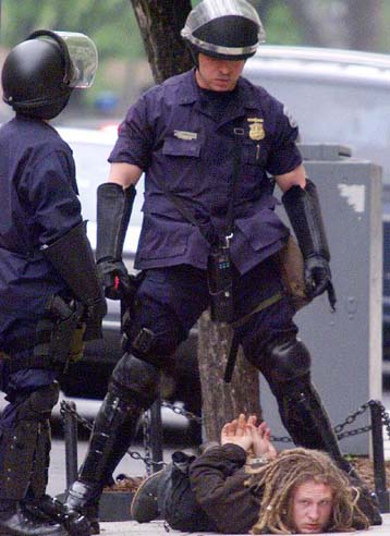 Για ωμότητες και κακομεταχείριση των κρατουμένων καταγγέλλει η Διεθνής Αμνηστία τις Αρχές των ΗΠΑ