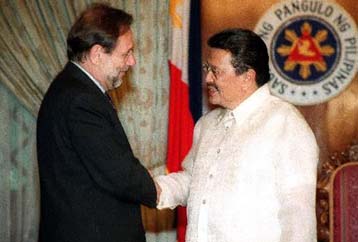 Δεν θα επέμβει ο στρατός στην υπόθεση των ομήρων διαβεβαιώνουν οι Φιλιππίνες τον Χαβιέ Σολάνα