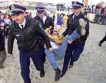 Το γήπεδο μπιτς βόλεϊ εξακολουθεί να προκαλεί αντιδράσεις