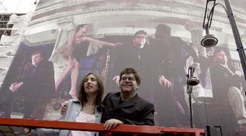 Φωτογραφία μήκους είκοσι επτά μέτρων τυλίγει πολυκατάστημα του Λονδίνου