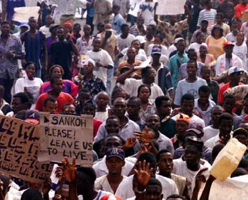 Απομακρύνονται οι πρώτοι ξένοι υπήκοοι από τη Σιέρα Λεόνε – Αφαντος ο ηγέτης των ανταρτών