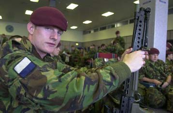 Η Βρετανία στέλνει στρατό και ο ΟΗΕ εκκενώνει το προσωπικό του στη Σιέρα Λεόνε