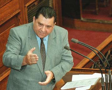 Ο Καραμανλής θέτει εκτός κόμματος τον Καρατζαφέρη εάν δεν ανακαλέσει