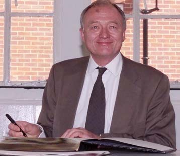 Ορκίστηκε δήμαρχος του Λονδίνου ο κόκκινος Κεν