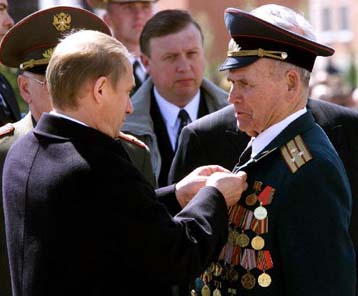 Ο Πούτιν χαϊδεύει το ρωσικό στρατό