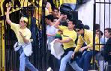 Σοβαρά επεισόδια στη Μυτιλήνη μεταξύ οπαδών Ολυμπιακού και Αρη