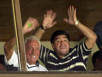 Ξανά στο γήπεδο ο Μαραντόνα προς τιμήν του Ματέους