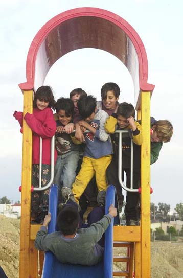 Επικίνδυνο το 90% των παιδικών χαρών της Αττικής