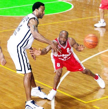 Ο ΠΑΟΚ άφησε εκτός τελικού πλέι οφ τον Ολυμπιακό επικρατώντας για δεύτερη φορά 87-67