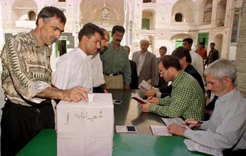 Παραμένει η ένταση στο Ιράν, παρά τη νίκη των μεταρρυθμιστών στο β γύρο των εκλογών