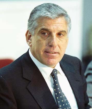 Εμφαση στις ιδιωτικοποιήσεις και στη μείωση των φόρων