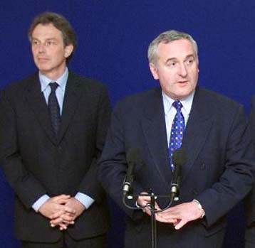 Νέες ελπίδες για ειρήνη στη Β.Ιρλανδία δίνει η συμφωνία Μπλερ – Αχερν