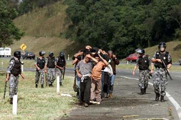 Σκληραίνει τη στάση της η κυβέρνηση της Βραζιλίας έναντι των ακτημόνων εργατών γης