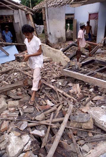 Στους 16 οι νεκροί από το σεισμό στην Ινδονησία