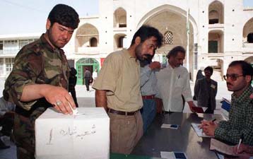 Μεταρρυθμιστές εναντίον συντηρητικών στο β γύρο των εκλογών στο Ιράν