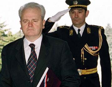 Η Βρετανία εκπαιδεύει τους πρωταγωνιστές της μετα-Μιλόσεβιτς εποχής