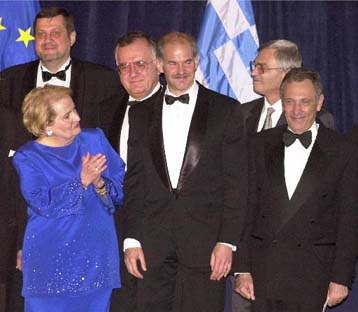 Πολιτικά πρόσωπα της χρονιάς οι ΥΠΕΞ Ελλάδας και Τουρκίας – Ο Γ.Παπανδρέου στο CNN για το Κυπριακό