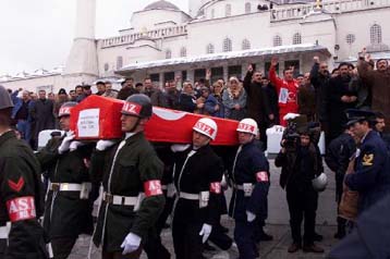 Παραδίδουν τα όπλα και οι τελευταίοι Κούρδοι αντάρτες, σύμφωνα με τον τουρκικό Τύπο