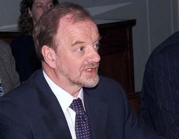 Η Βρετανία επιβάλλει εμπάργκο όπλων στη Ζιμπάμπουε