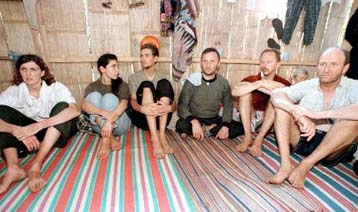 Αγωνία για την τύχη των 21 τουριστών στις Φιλιππίνες – Τραυματίστηκαν δύο όμηροι