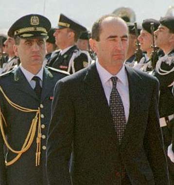 Ο πρόεδρος της Αρμενίας αποπέμπει τον πρωθυπουργό και τον υπουργό Αμυνας