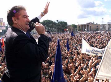 Αήθης επίθεση του Μπερίσα κατά Παπανδρέου και Βενιζέλου