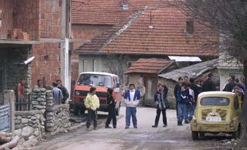 Επίθεση με πυρά εναντίον λεωφορείου που μετέφερε συγγενείς Ελλήνων στρατιωτών στην Πρίστινα