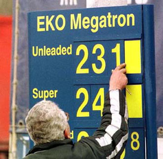 Αυξήσεις-φωτιά στις τιμές των καυσίμων – Στις 300 δρχ. η Super, στις 280 δρχ. η αμόλυβδη!