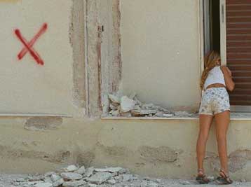 Ολιγωρία στην αποκατάσταση των ζημιών από το σεισμό της Αθήνας εντοπίζει το ΥΠΕΧΩΔΕ