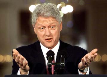 Tη μερική άρση του εμπάργκο κατά της Κούβας εξετάζει ο Κλίντον