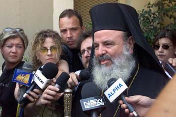 Ο Αρχιεπίσκοπος καταδικάζει τα σενάρια για την υγεία του Κ.Στεφανόπουλου