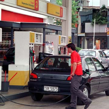 Αυξήσεις έως 5,3 δραχμές στα καύσιμα
