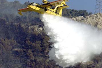 Απειλούνται κατοικημένες περιοχές από την πυρκαγιά στο όρος Πάικο