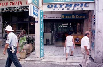 Επιχείρηση αποκαθήλωσης πινακίδων και επιγραφών άρχισε ο δήμαρχος Αθηναίων