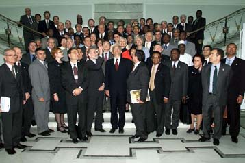 Η Γαλλία αρνήθηκε να υπογράψει τη Χάρτα της Βαρσοβίας για τη Δημοκρατία