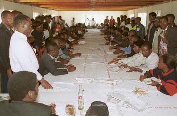 Νίκη του Μουγκάμπε στις εκλογές της Ζιμπάμπουε – Ανοδος της αντιπολίτευσης